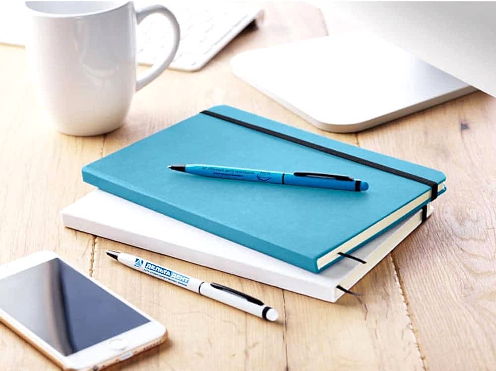 блокнот с ручкой