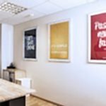 плакаты на стене