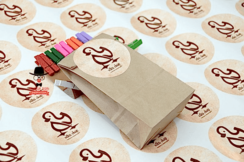 наклейка с логотипом